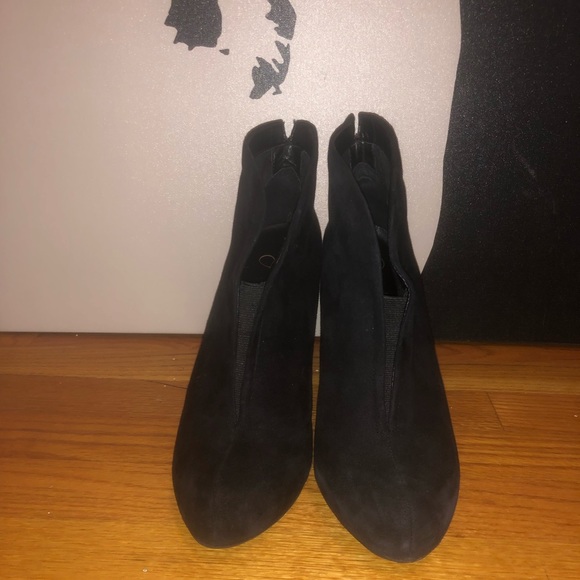 Pre Loved Jessica Simpson Faux Suede Ankle Booties - Picture 5 of 6